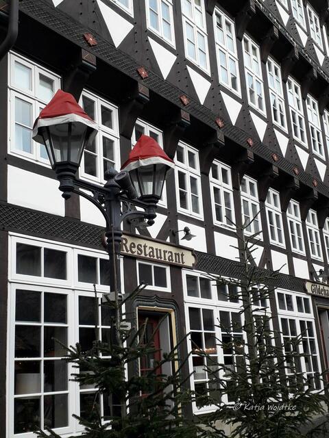 Hildesheimer Weihnachtsmarkt - traditionell mit Wohlfühlgarantie (Foto: Katja Woidtke)

Hier tragen sogar die Laternen Weihnachtsmützen. | Foto: Katja Woidtke 