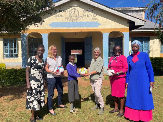 Ballübergabe an einer Grundschule in Kenia | Foto: Dave Roy