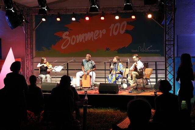 Njamy Sitson, Sänger, Komponist, Perkussionist und Multiinstrumentalist, überzeugte beim Sommer 100 mit seiner charismatischen Musik. | Foto: Hilde Reiter