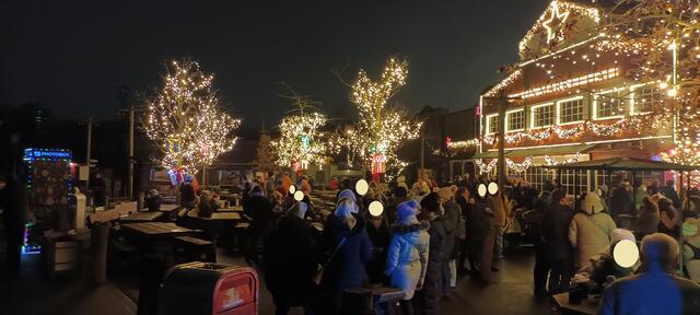 Foto: B. B., Blick über den Weihnachtsmarkt an der Yukon-Bay