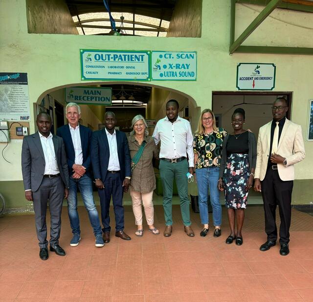 1. Bürgermeister Lorenz Müller (2. v. l.) und Margit Stapf (Mitte) besuchten innerhalb einer Projektanbahnungsreise mit Engagement Global ein Krankenhaus in Kenia. | Foto: Dave Roy