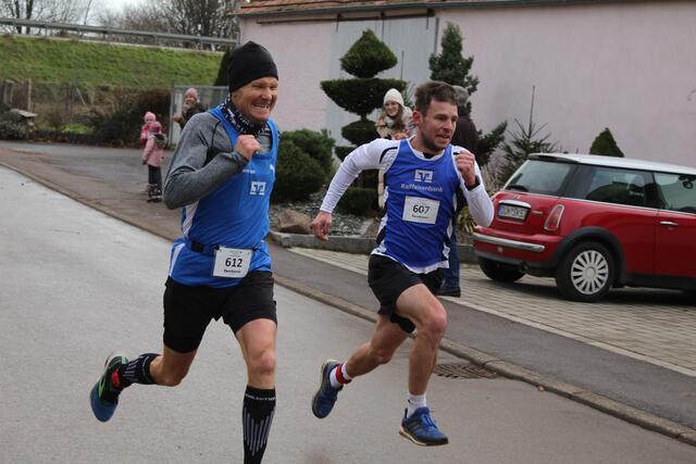 Sprint ins Ziel - Markus Wegner, der Gesamtsieger der Männer M50 und Fabian Munz 