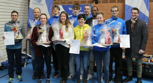 Die Bestplatzierten der Jedermannslaufserie 2024 mit dem Gesamtsieger Andreas Beck (Zweiter von rechs), Anna Knötzinger (Dritte von rechts) und Anton Eser (Siebter von rechts) von der LG Zusam 
