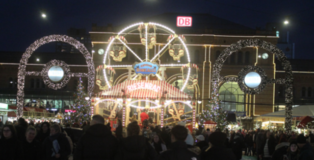 Der Weihnachtsmarkt vor dem Bahnhof  ,,,pünktlich eröffnet.