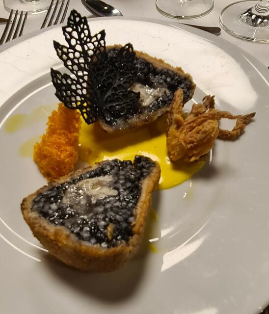 Gang 1 Arancina mit Tintenfisch-Tinte und Büffelmozzarella-Herzen auf Safransauce &amp; Focaccia Barese mit sizilianischem Bio-Olivenöl Extra Virgine, dazu kredenzt “Le Stranizze“ Nero D´ avola Brut (Cantine De Gregorio)	