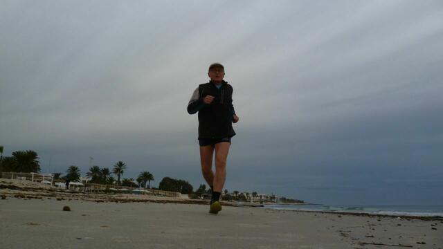 Auf dem Strandabschnitt, aus dem sich das Wasser zurückgezogen hat, läßt es sich prima laufen.
