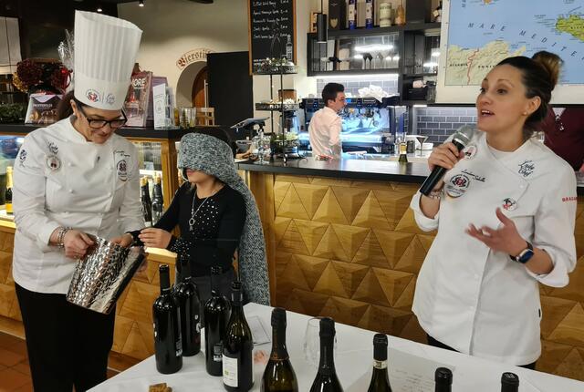 Tombola Verlosung durch Sofi La Rocca unter den gestrengen Augen der Supervisionistinnen des Abends: Mutter Loredana Sabella und Concetta Ragusa