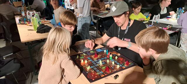 Steve Klier spielt mit den Kindern "Geister Geister, Schatzsuchmeister" bei dem man gemeinsam gewinnen muss