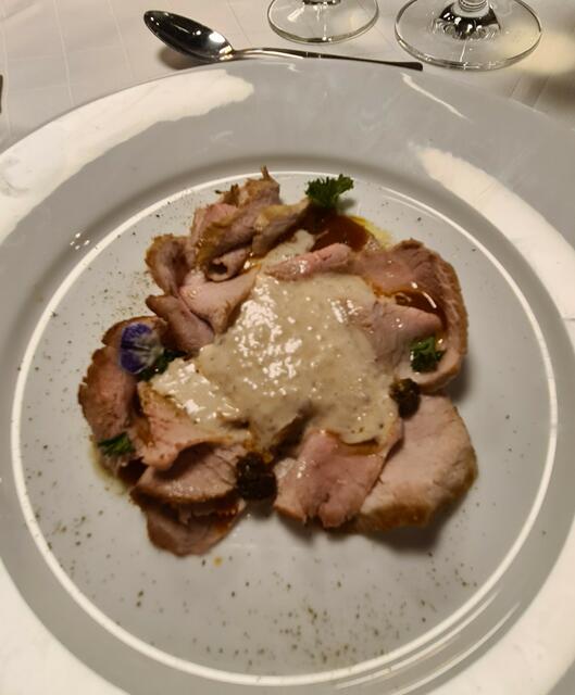 Gang 2 Verfeinertes Kalbfleisch an Thunfischsauce gereicht und Roero Arneis DOC 2023 (Mario Costa) 