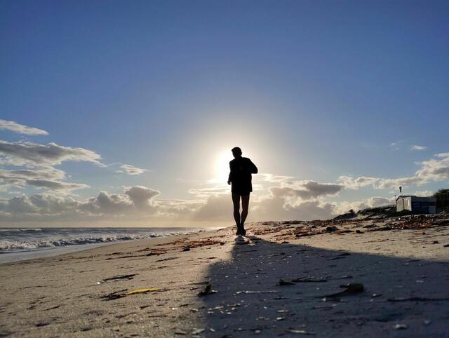 Strandlauf. Für den optimalen Lauf hatte ich mir die Tidenhubtabelle heruntergeladen. Zu meiner Reisezeit vor Weihnachten wurde der Strand nicht mehr vom engeschwemmten Tang gereinigt.
