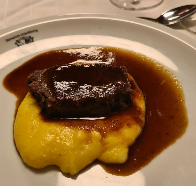 Gang 6 Glasierte Rinderbacken auf weicher Polenta und dazu ein Vito Primitivo IGT 2021 (Masseria la Sorba)