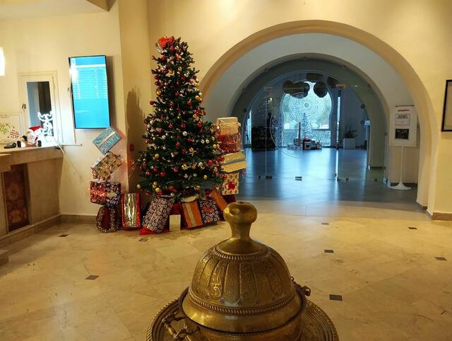 Es weihnachtet an der Rezeption. - Geradeaus geht’s zur Bar. Der Mojito Cocktail dort taugt aber nichts. Ein echter Mojito besteht immer aus den 5 Zutaten kubanischer Rum, Limettensaft, frische Minzeblätter, weißer Rohrzucker und Sodawasser. 
