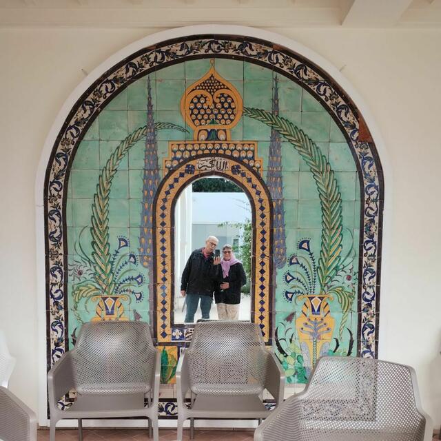 Warm angezogen. Gleich kommt der Transferbus und eine schöne Woche geht zu Ende.