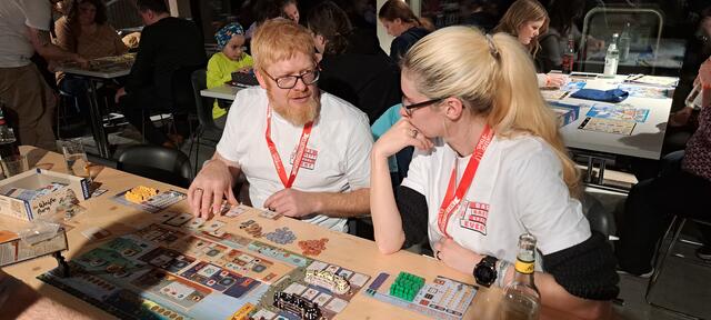auch Spieleerklärer lernen neue Spiele kennen - Andi Lukawsky führt Isy Wiedemann in das Spiel "Die Weiße Burg" ein