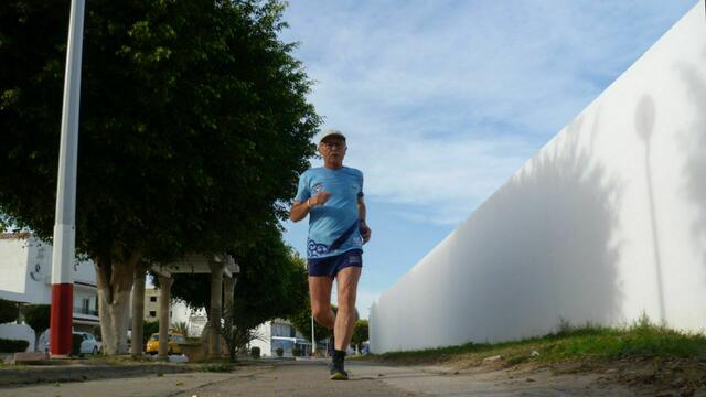 Laufen geht auch an der Hauptstraße nach Tunis.
