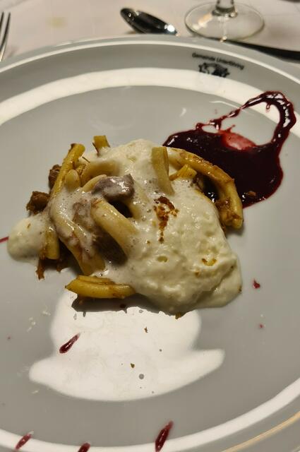 Gang 3 Casarecce Nudeln mit Entensauce, Brombeeren-Reduktion, Parmesanschaum und Enten-Crumble nebst Capoccia Ciliegiolo DOC 2023 (Vignaioli Morellino di Scansano)	