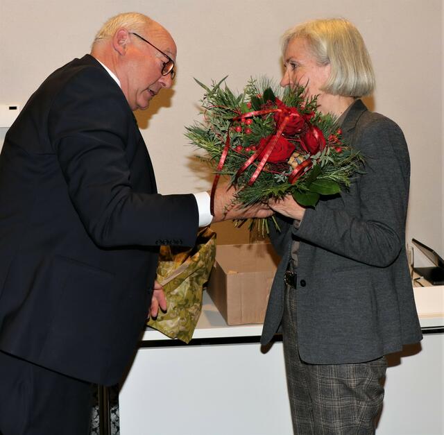 Blumen für Frau Prof. Dr. Ursula Münch, Direktorin der Akademie für Politische Bildung, Tutzing | Foto: Marianne Stenglein