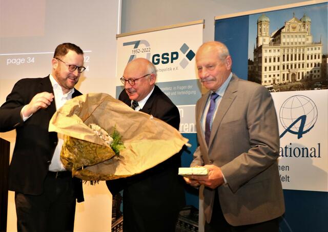 Ehrung beim 8.ten Augsburger Sicherheitsdialog | Foto: Marianne Stenglein