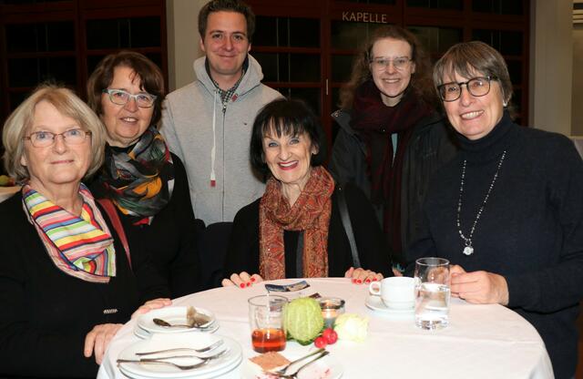 Augsburg International Mitglieder in der Kaffeepause, ganz rechts Vizepräsidentin Heike Abend-Sadeh | Foto: Marianne Stenglein