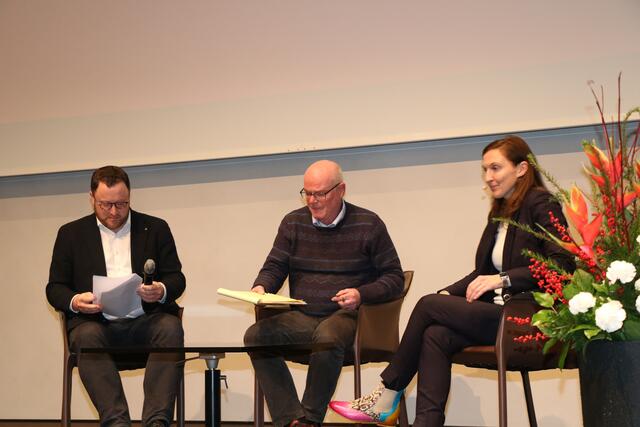 Podiumsdiskussion  von links Matthias Fink, der Präsident von Augsburg International mit Prof. Dr. Andreas Heinemann-Grüder, und Frau Prof. Dr. Gerlinde Groitl | Foto: Marianne Stenglein