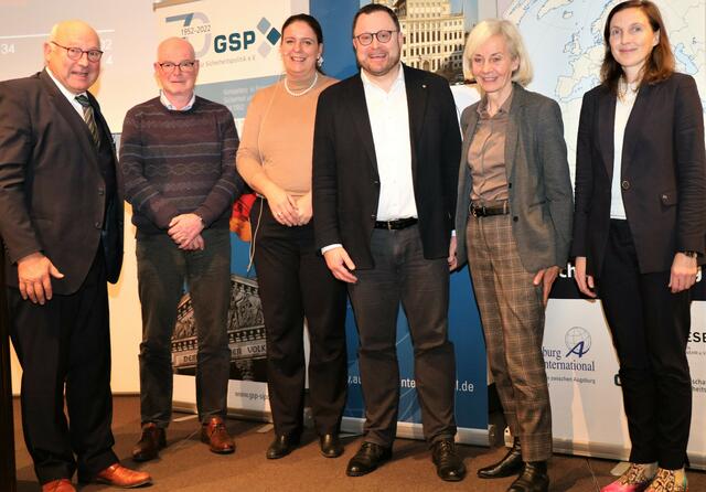 von links: Oberst d.R. Dietmar Paun / Prof.Dr. Andreas Heinemann-Grüder / Prof. Dr. May-Britt U. Stumbaum / Augsburg International Präsident Matthias Fink / Prof. Dr. Ursula Münch / Prof. Dr. Gerlinde Groitl /  | Foto: Marianne Stenglein
