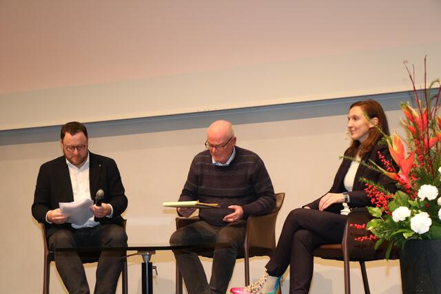 Podiumsdiskussion  von links Matthias Fink, der Präsident von Augsburg International mit Prof. Dr. Andreas Heinemann-Grüder, und Frau Prof. Dr. Gerlinde Groitl | Foto: Marianne Stenglein