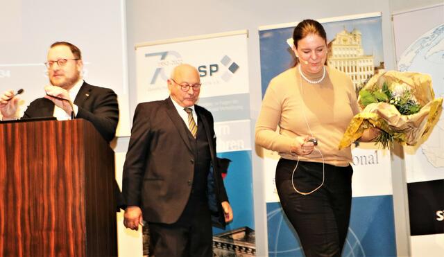 von links Matthias Fink / Präs. Augsburg International / Oberst d.R. Dietmar Paun / Prof. Dr. May-Britt U. Stumbaum | Foto: Marianne Stenglein