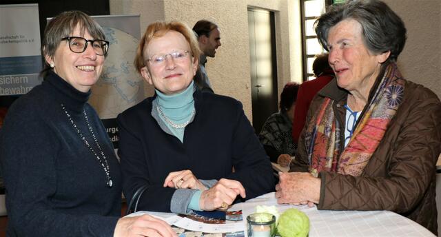Interessante Gespräche in der Kaffeepause, links VP Augsburg Interrnational Heike Abend-Sadeh | Foto: Marianne Stenglein