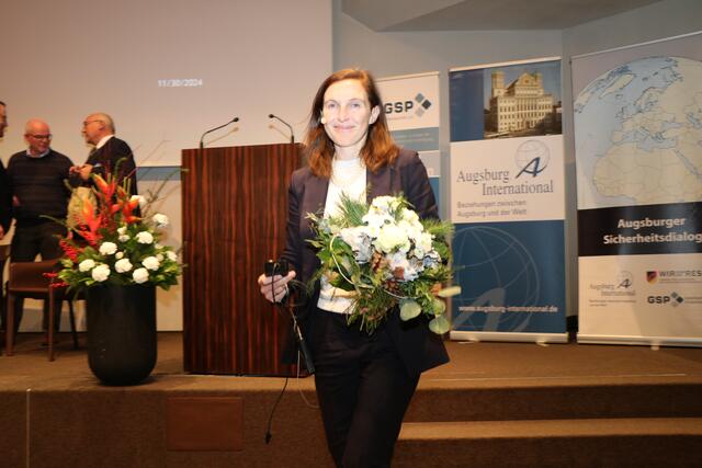 Blumen für Frau Prof. Dr. Gerlinde Groitl, | Foto: Marianne Stenglein