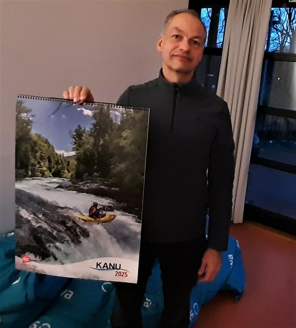 links 2 Vorstand des AKV Jürgen Diemer mit dem neuen WW Kalender | Foto: Marianne Stenglein