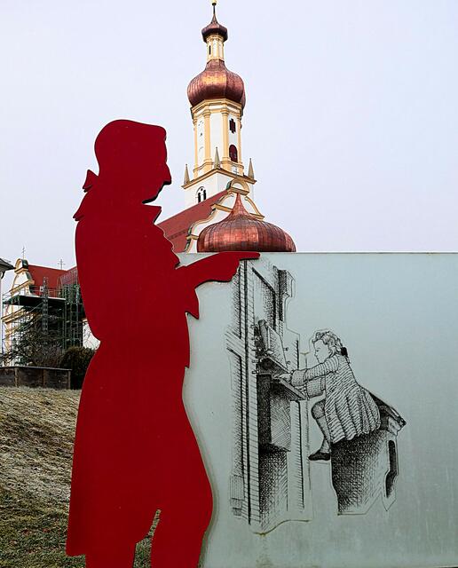 Im Hintergrund die aktuell renovierte Kirche