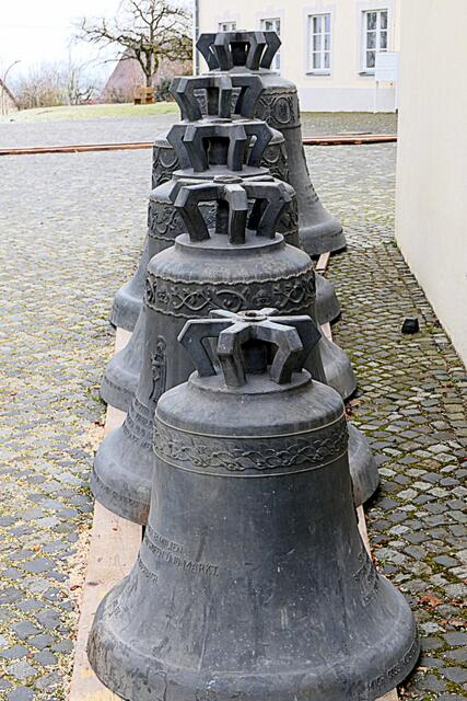 Die neuen Glocken hängen schon im Turm, die alten lagern derzeit im Pfarrhof