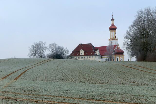 Aus dieser Perspektive sieht die Kirche schon fertig renoviert aus