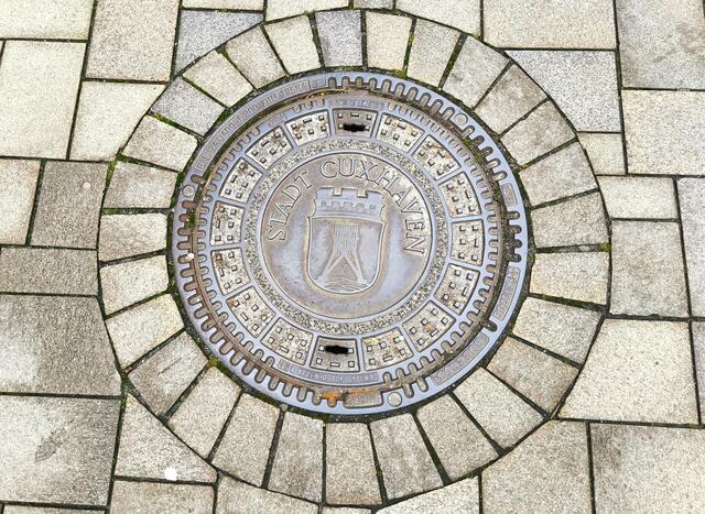 Es gibt auch mehrere Kanaldeckel. | Foto: Shima Mahi