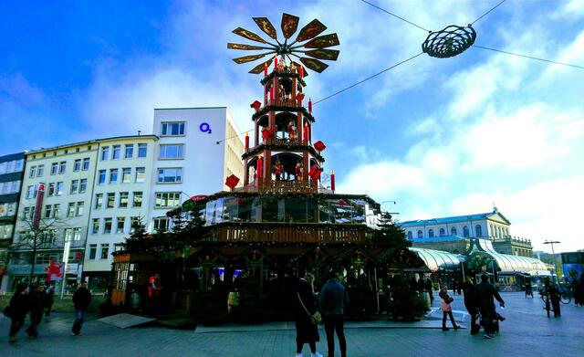 Auf dem Weg zum Roncalli-Markt kommen wir am Kröpcke in Hannovers Innenstadt an dieser Weihnachtspyramide vorbei. | Foto: Shima Mahi