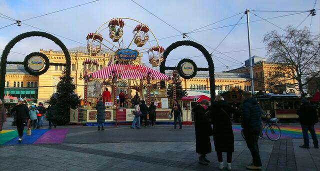 Der Roncalli-Weihnachtsmarkt vor dem Bahnhofsgebäude | Foto: Shima Mahi