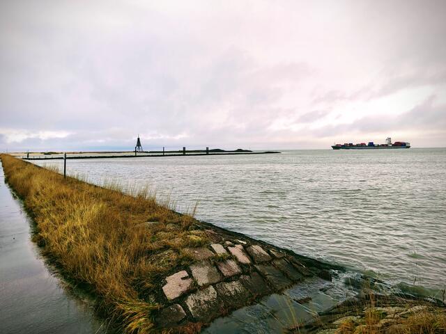 Blick auf die Kugelbake und ein Containerschiff, das in die Elbe einfährt. | Foto: Shima Mahi
