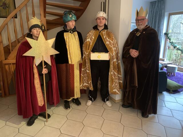 Rund um den Dreikönigstag bis zum 6. Januar sind die Sternsinger in ganz Deutschland unterwegs.