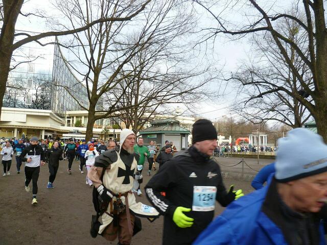 Laufen in Verkleidung ist auch möglich.Bei der Siegerehrung werden die drei schönsten Verkleidungen prämiert.
