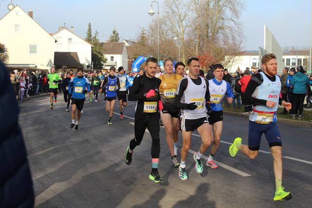 Vom Start weg vorne dabei war beim Gersthofener Silvesterlauf Tobias Gröbl (dritter von rechts) von der LG Zusam. Im Ziel war nur einer schneller als der achtmalige Gewinner dieser Traditionsveranstaltung