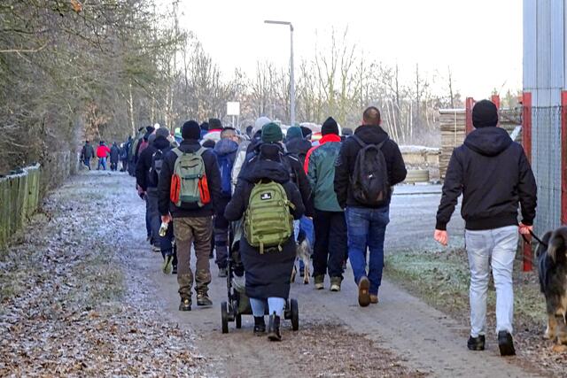 auch Kinderwagen und Hunde waren auf der Jubiläumswanderung dabei, hier auf dem Dessauer Weg