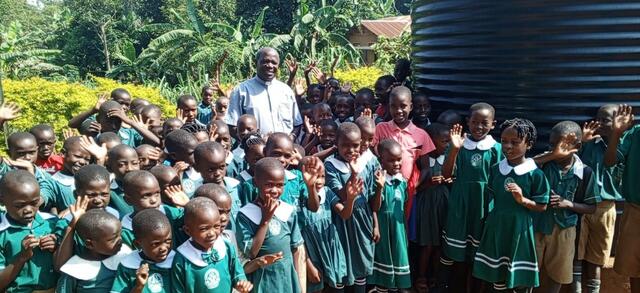 Fr. Joseph mit Schülern