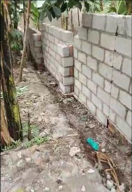 Noch nicht ganz fertige Einfriedungsmauer der Schule