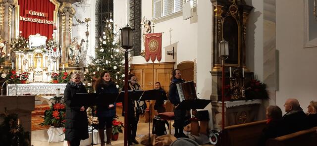 von links Michaela Gumpp--Katharina Carapezza -Barbara Weber und ganz rechts am Akkordeon Ralf Peters | Foto: Marianne Stenglein