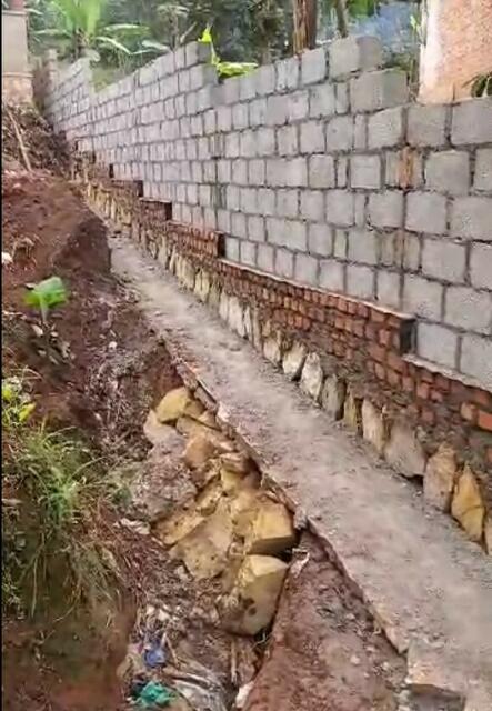 Einfriedungsmauer der Schule - 3 Reihen Steine fehlen noch