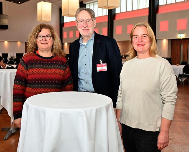 Zwei Wahlhelferinnen vom Ortsverein Söhren mit ihrem Europaabgeordneten Bernd Lange auf dem Landesparteitag