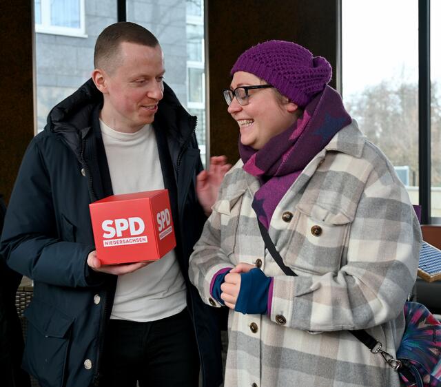 Bundestagsabgeordneter und Hannovers Stadtverbandsvorsitzender Bundestagsabgeordneter Adis Ahmetovic mit der  hannoverschen Ratsfrau Anja Schollmeyer.