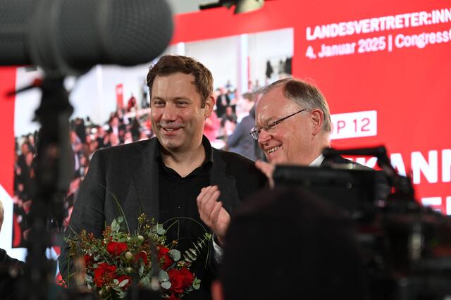 Bundes-SPD-Chef Lars Klingbeil mit Stephan Weil
