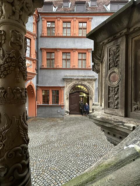 Sicht von Rathaustreppe auf "Schönhof", dem ältesten Bürgerhaus der Renaissancebaukunst.