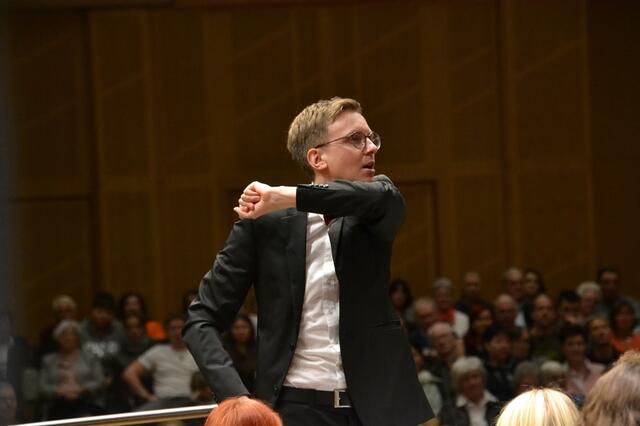 Maximilian Hosemann, musikalischer Leiter des JUGGE, in voller Aktion | Foto: Peter Metzger